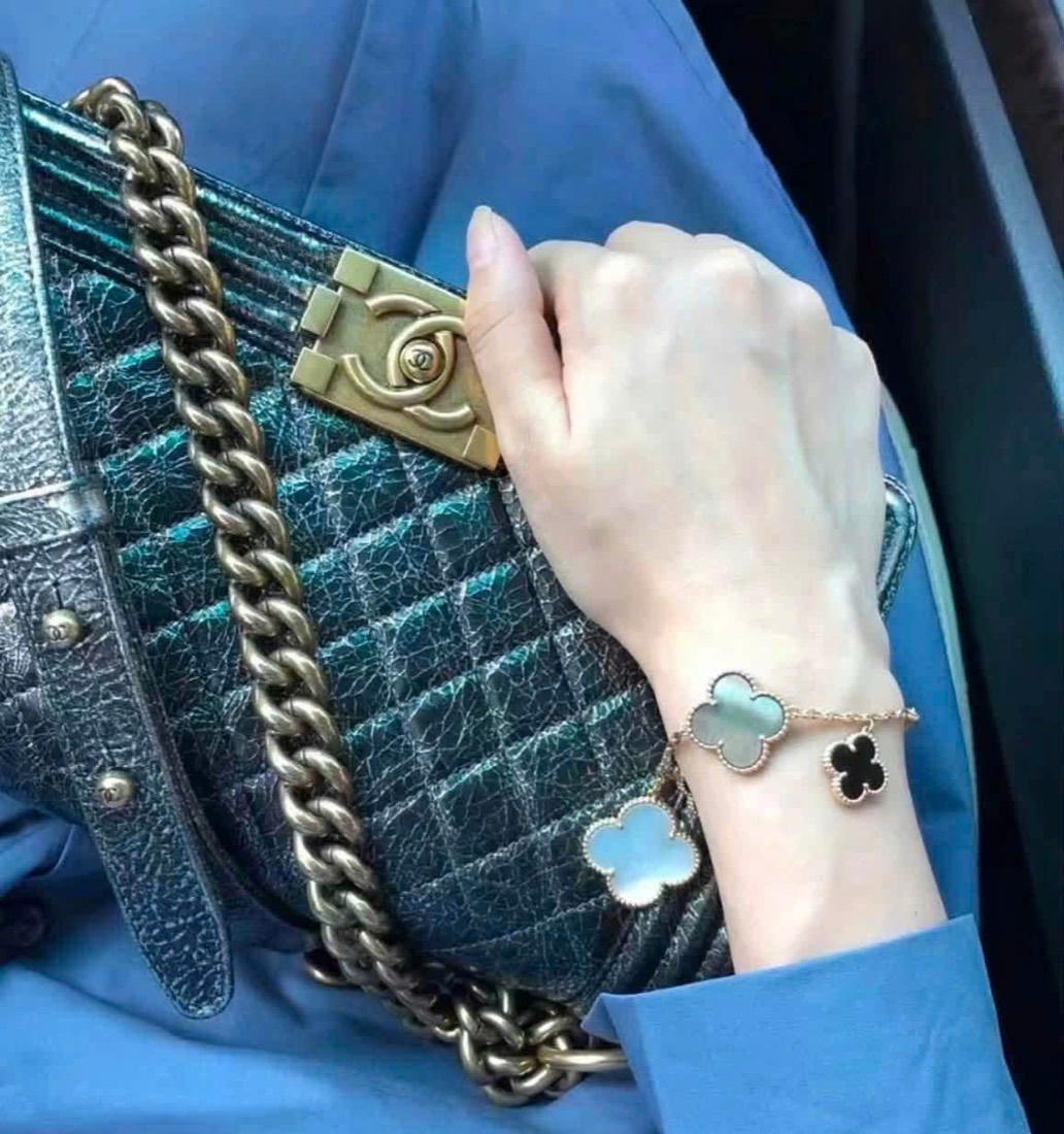 Vòng Van Cleef Alhambra và túi Chanel